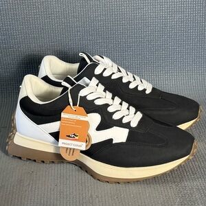 Project Cloud Trendy Fashion Black White Sneakers Women’s Size 10